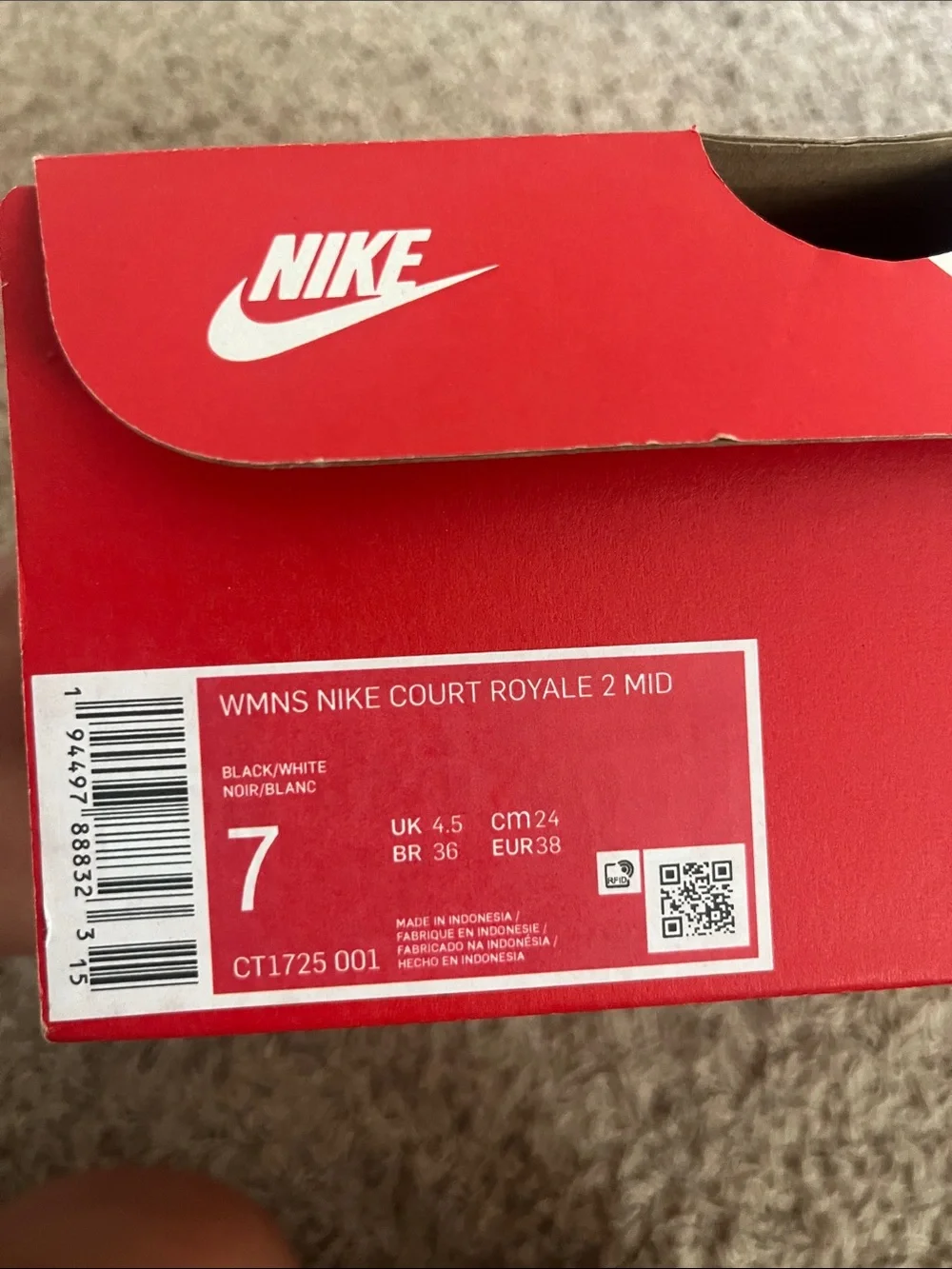 Woman’s Nike court royal 2 mid shoes